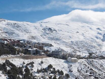 En Sierra Nevada se vende a 1.088 euros, el más barato de los mercados de nieve.  