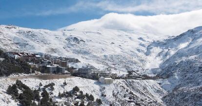 En Sierra Nevada se vende a 1.088 euros, el más barato de los mercados de nieve.  