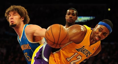 Robin Lopez y Dwight Howard pugnan por el balón.