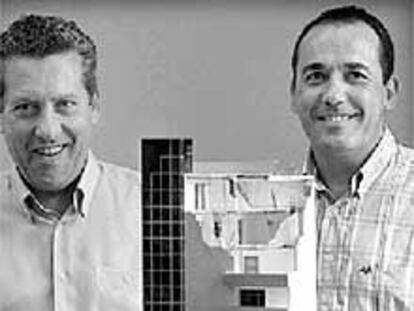 Los hermanos Vicente (izquierda) y Javier Signes Orovay, ayer en Valencia.