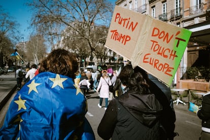 Manifestantes durante una manifestacin en apoyo de Ucrania en el tercer aniversario de la invasin rusa en Toulouse, Francia, el 23 de febrero de 2025