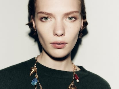 Los collares con colgantes multicolores son un complemento esencial de la temporada.