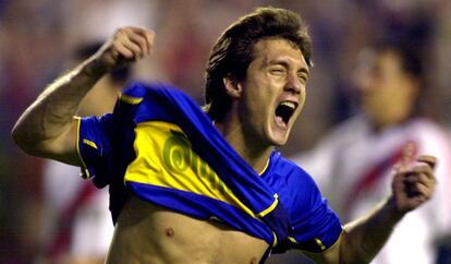 Schelotto celebra un gol contra River, en 2001.