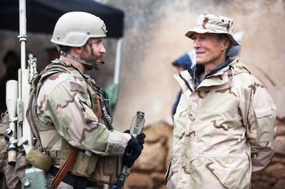 Bradley Cooper y Clint Eastwood, en el rodaje de 'El francotirador'.