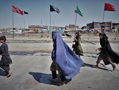 Un grupo de niñas durante la celebración de la Ashura, fiesta chií, junto a una mezquita de Kabul, el pasado 8 de agosto.