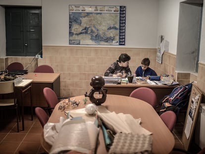 La sala de plenos del Ayuntamiento de Selas es un lugar multiusos. En la imagen, Juan y su tía lo utilizan como aula en la que el niño recibe clases de refuerzo por la tarde. También sirve de consultorio médico, donde la doctora asiste cada semana. El pueblo tiene centro de salud, pero sin calefacción, por tanto, es más cómodo que haga allí sus visitas semanales. Para problemas de cierta gravedad pueden ir a Maranchón que tiene ambulatorio o al hospital de Guadalajara.