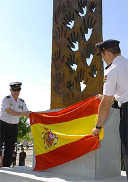 Un monumento recuerda desde hoy a los seis fallecidos y a todas las víctimas del 11-M.