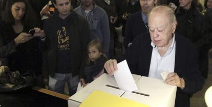 El expresidente de la Generalitat Jordi Pujol en el instituto Montserrat de Barcelona,donde depositó su papeleta en la jornada participativa