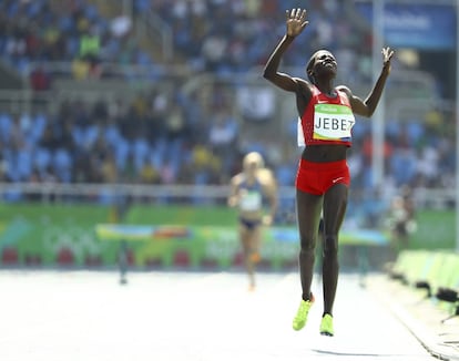 La atlética Ruth Jebet de Baréin celebra su victoria en la final de 3.000 metros obstáculos.