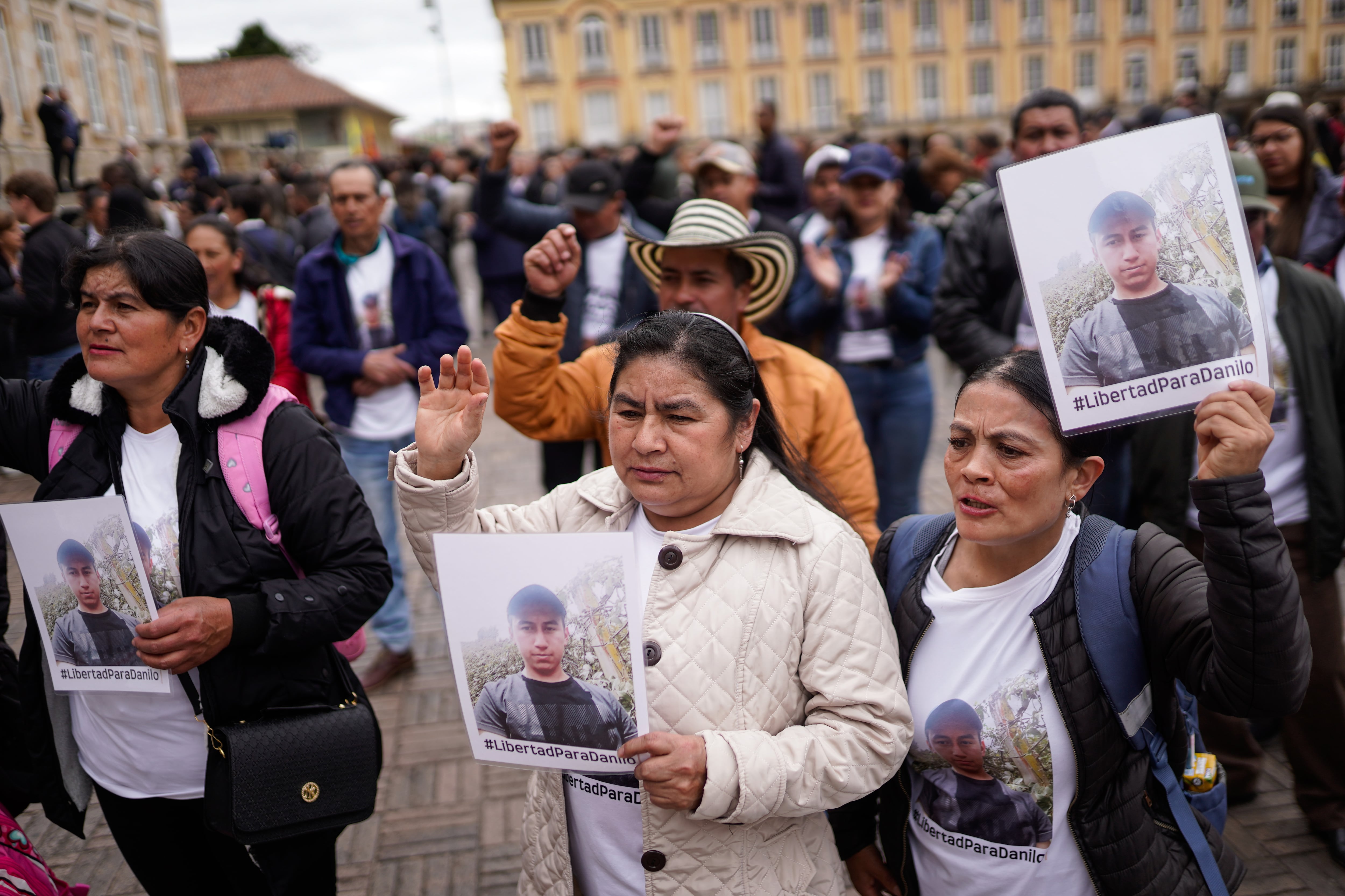 Las familias de colombianos presos en Venezuela le reclaman a Petro negociar su libertad