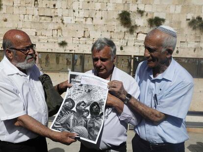 Tres veteranos israel&iacute;es de la Guerra de los Seis D&iacute;as posan en el Muro de las Lamentaciones de Jerusal&eacute;n con su foto de 1967 en el mismo lugar. 