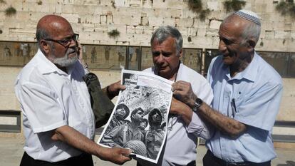 Tres veteranos israelíes de la Guerra de los Seis Días posan en el Muro de las Lamentaciones de Jerusalén con su foto de 1967 en el mismo lugar.