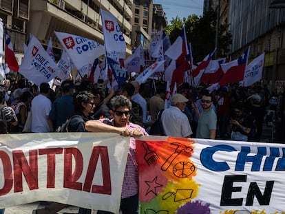 Personas reunidas para el cierre de campaña de la opción 'en contra', el 14 de diciembre en Santiago.