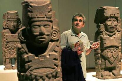 Bernardo Atxaga, en la exposición de arte azteca del Museo Guggenheim de Bilbao.