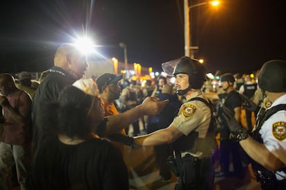 La policía del condado de San Luis, donde está Ferguson, ha blindado el acceso a la zona de protestas, donde se han escuchado cánticos reivindicativos.