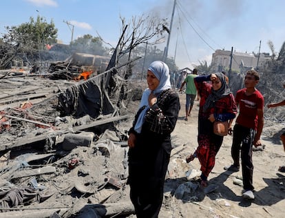 Varias personas lloran tras el bombardeo israelí en la zona de Al Mawasi, este sábado. 