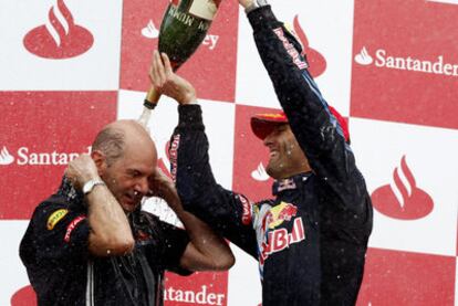 Webber baña en champaña a Newey en el podio de Silverstone.