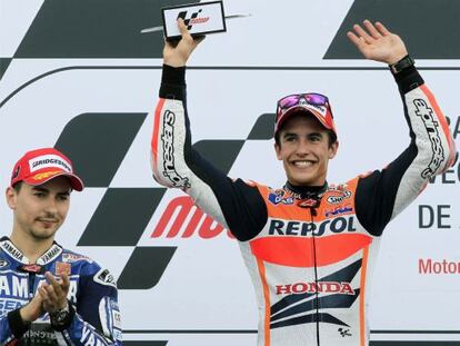 Márquez celebra su triunfo aplaudido por Lorenzo. 