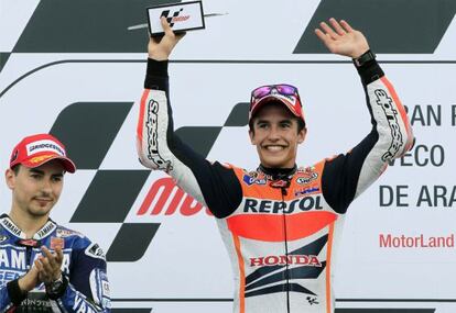 Márquez celebra su triunfo aplaudido por Lorenzo. 