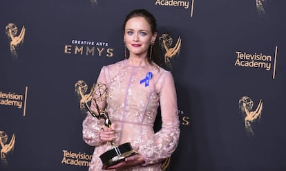 Alexis Bledel posa con su Emmy a Mejor actriz invitada (por 'The Handmaid's Tale').