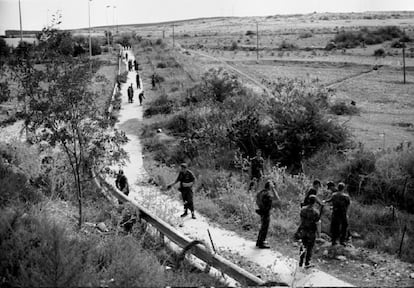 Soldados del Regimiento Mixto de Ingenieros número 8 de Melilla comienzan en 1996 a alambrar el perímetro de la frontera con Marruecos, de unos 10 kilómetros de longitud, para, según el entonces delegado del Gobierno, "reparar, mejorar y perfeccionar" la alambrada que se construyó en 1971, con objeto de poner coto a la inmigración irregular.