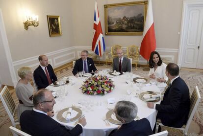 Tras el aterrizaje, el primer acto de la agenda. El presidente polaco, Andrzej Duda, y su esposa, Agata Kornhauser-Duda, charlan con los duques de Cambridge durante su desayuno oficial en el Palacio Presidencial en Varsovia (Polonia).