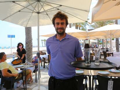 Pablo Buigues, encargado del restaurante Qué Rico, en la terraza de su restaurante en la playa de San Juan (Alicante), a finales de julio.