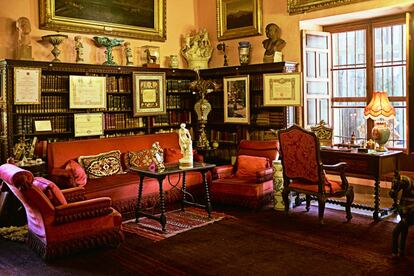 Salón de lectura. Una de las zonas más íntimas del palacio, con el escritorio del padre de Cayetana de Alba.