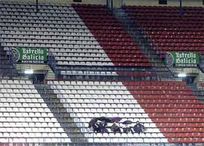 Aspecto de una de las tribunas del Calderón durante el partido.