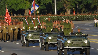 Las tropas cubanas desfilan en honor al fallecido líder cubano Fidel Castro, el 2 de enero de 2017.