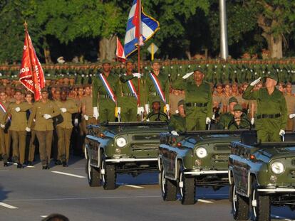 Las tropas cubanas desfilan en honor al fallecido l&iacute;der cubano Fidel Castro, el 2 de enero de 2017.