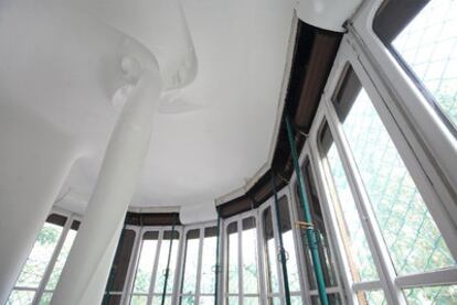 Interior de la tribuna del piso principal de la Casa Planells, con algunos de los puntales que sostienen el balcón del piso superior.