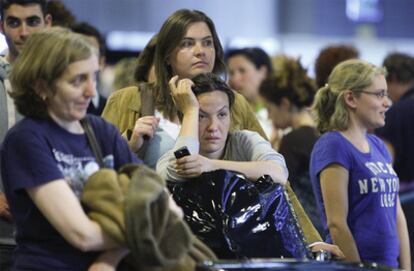Un grupo de viajeros en el aeropuerto de Barajas, afectados por el cierre de una buena parte de los aeropuertos del norte de Europa