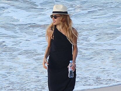 La foto del día: Rachel Zoe se cubre en las playas de St. Barts