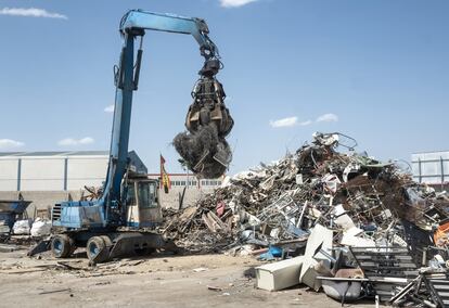 El negocio de los desechos del hierro mueve en España cerca de 10.000 millones de euros, casi el 1% del producto interior bruto del Estado. En la imagen, una montaña de chatarra en un polígono de Leganés (Madrid).