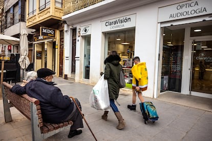 Comercios en una avenida de Catarroja, que fueron gravemente afectados por la reciente Dana, comienzan a resurgir y a retomar sus actividades cotidianas.