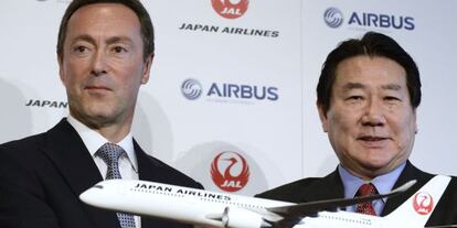 El presidente de Airbus y el de Japan Airlines, este lunes en Tokyo.