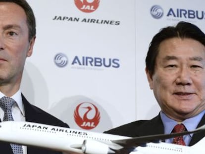 El presidente de Airbus y el de Japan Airlines, este lunes en Tokyo. 