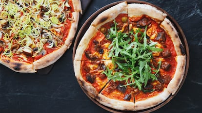 Horno de piedra para cocinar pizzas, es un horno de piedra ideal para que la masa quede mucho más crujiente y sabrosa