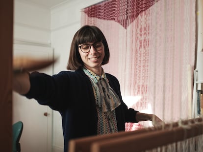 La artista Cecilia Charlton tejiendo en su estudio.