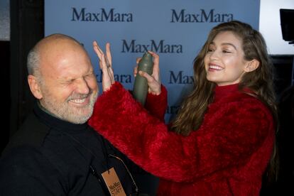 Gigi Hadid bromea haciendo como que peina a Sam McKnight con un producto de su marca en una foto de 2017.