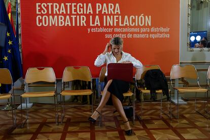 La vicepresidenta segunda del Gobierno y ministra de Trabajo, Yolanda Díaz, en un debate sobre "Estrategia para combatir la inflación y establecer mecanismos para distribuir sus costes de manera equitativa". EFE/ Chema Moya