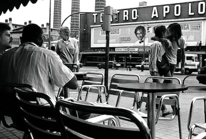 La democracia trajo la libertad, lo que quedó reflejado especialmente en el Paralelo, la avenida más canalla de la ciudad. En esa zona se concentraban 'music halls', cabarets, teatros y garitos bohemios. La mayoría de sus luces de neón se fueron apagando a finales de los ochenta y principios de los noventa.