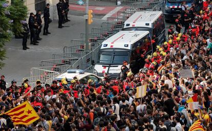 Miles de estudiantes concentrados ante la Jefatura Superior de la Policía, 