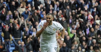 Benzema celebra un gol ante al Sporting.