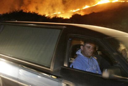 Un coche fúnebre, cerca del incendio forestal en Fornelos de Montes en el que fallecieron dos brigadistas.