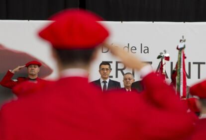 El <i>lehendakari</i>, Patxi López, durante los actos del Día de la Ertzaintza, que ha presidido hoy en la Academia de la Policía autonómica en Arkaute, Vitoria.