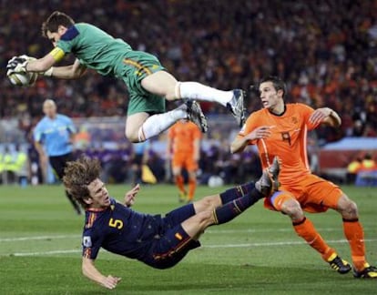 Casillas atrapa un balón en la final del Mundial 2010.