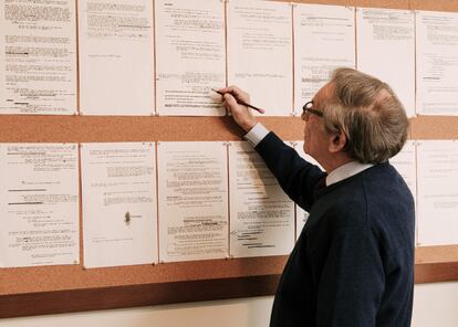 Robert Caro, junto a un esbozo de su biografía sobre Lyndon B. Johnson, en su oficina en Manhattan el 3 de enero de 2020.