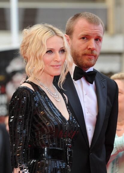 En octubre de 2008 y después de meses de rumores, el director Guy Ritchie y la cantante Madonna pusieron fin a sus ocho años de convivencia. Él tenía un patrimonio estimado en 35 millones de euros; ella, en más de 350. En apenas un mes firmaron el divorcio, y él iba a renunciar a los 20 millones que le ofreció ella, pero finalmente le pagó entre 50 y 65 millones de euros, en los que incluyó una casa en Ascombe y un pub en Londres.